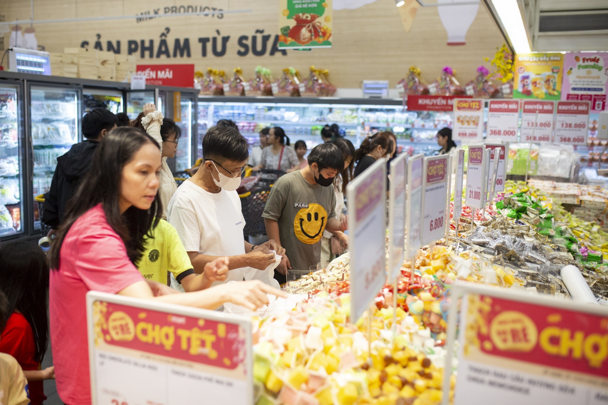 Kho qua, ot hiem tang gia gap doi tai TP.HCM ngay 28 Tet hinh anh