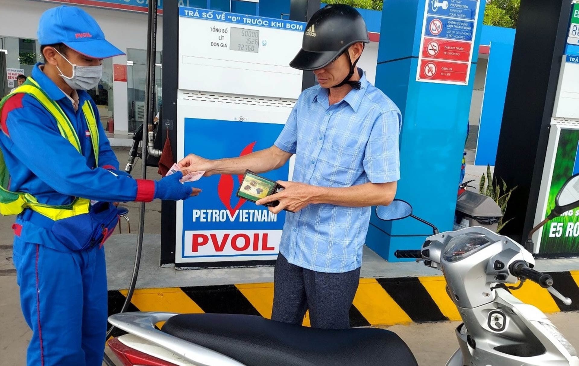 Gia xang dau dong loat giam hinh anh