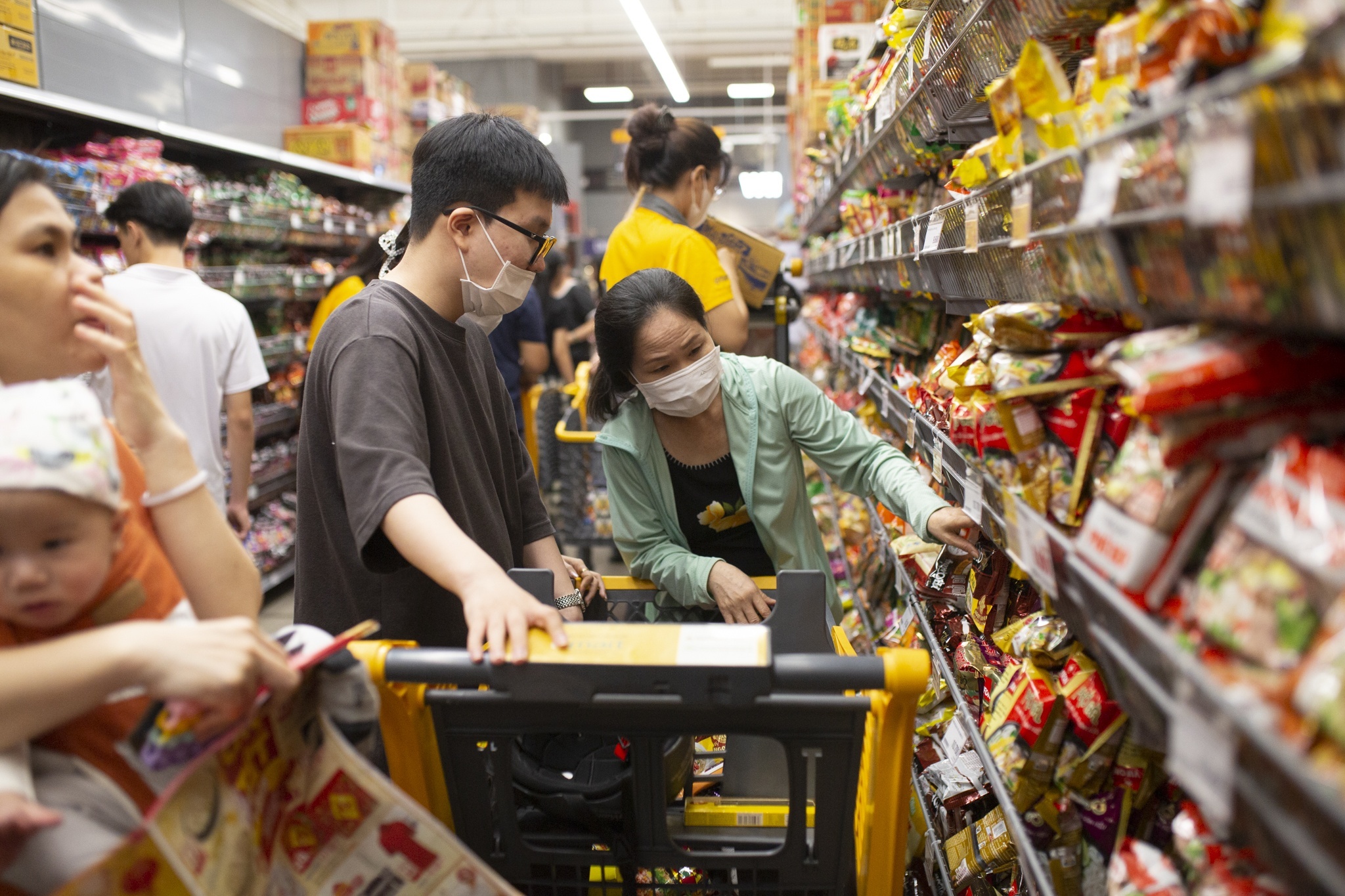 Hang hoa doi dao, gia ca on dinh mung 4 Tet hinh anh