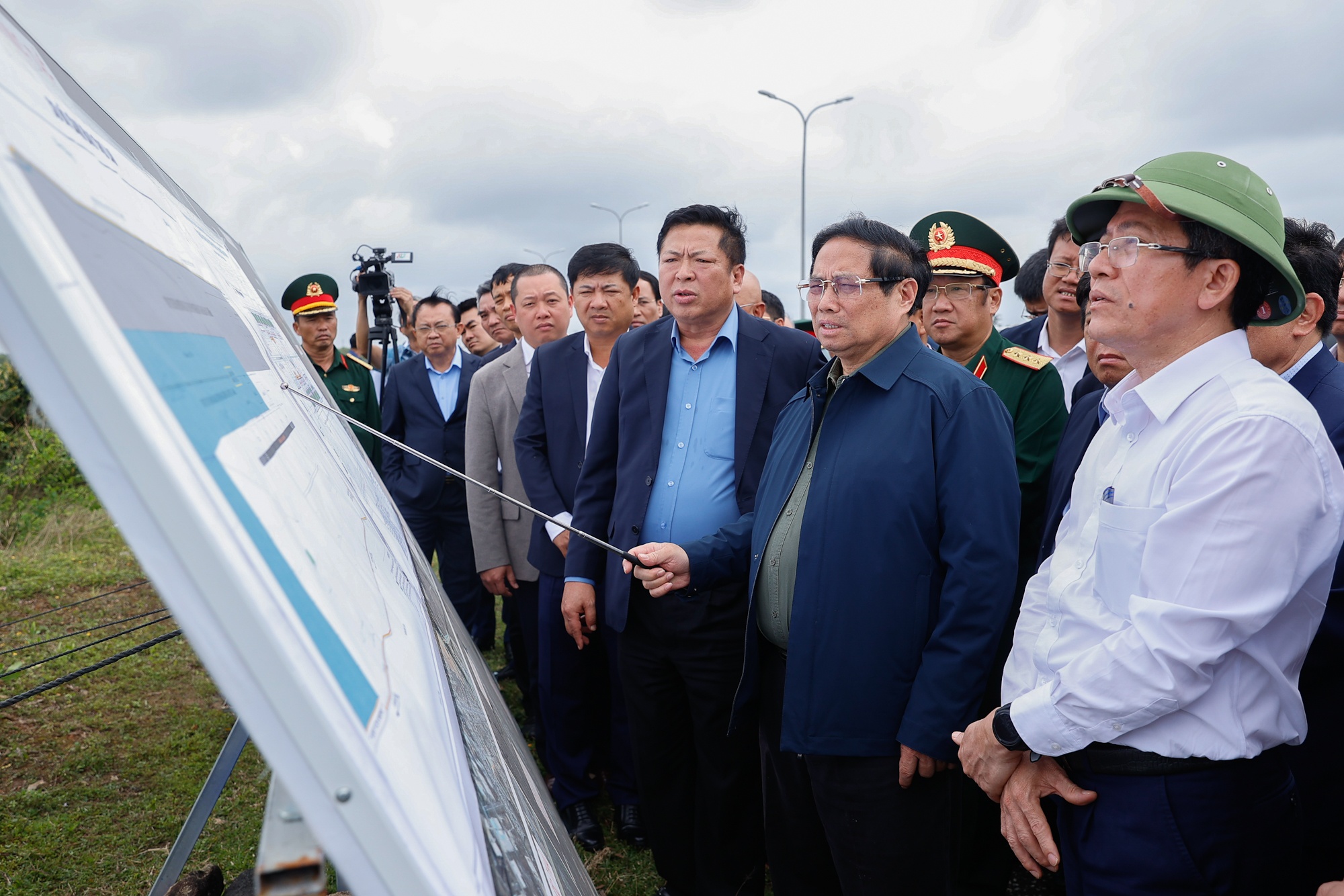 Thu tuong nhat tri phat trien san bay Chu Lai theo huong luong dung hinh anh