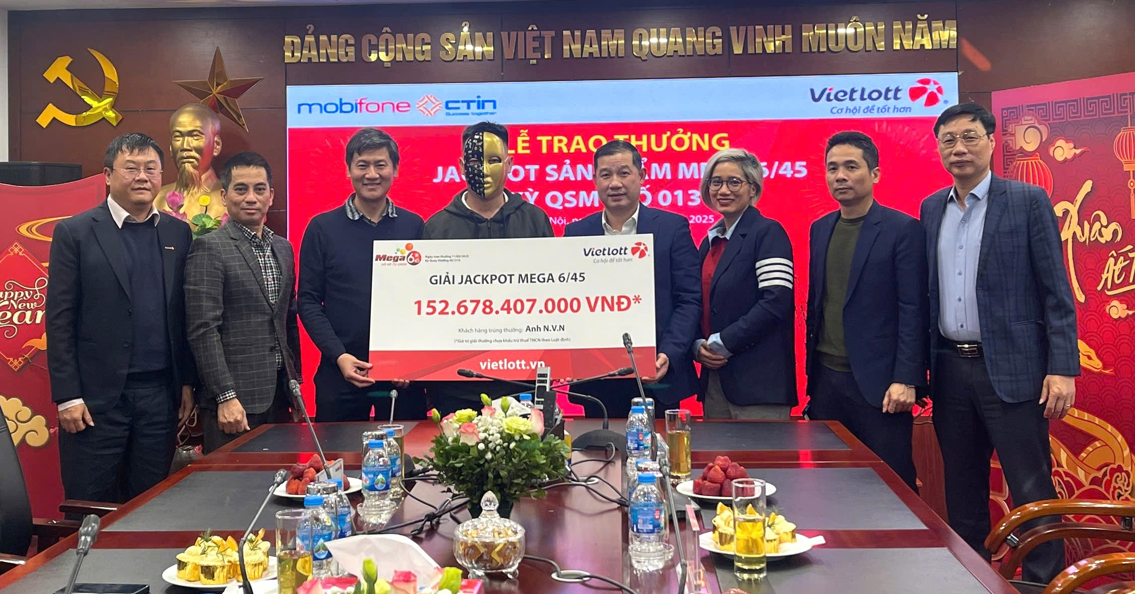 Nguoi trung Vietlott hon 152 ty mung 5 Tet den nhan tien hinh anh