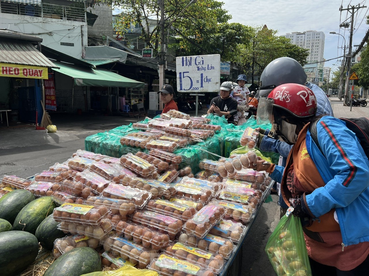Vi sao trung ga tran cho, gia chi 1.500 dong/qua? hinh anh