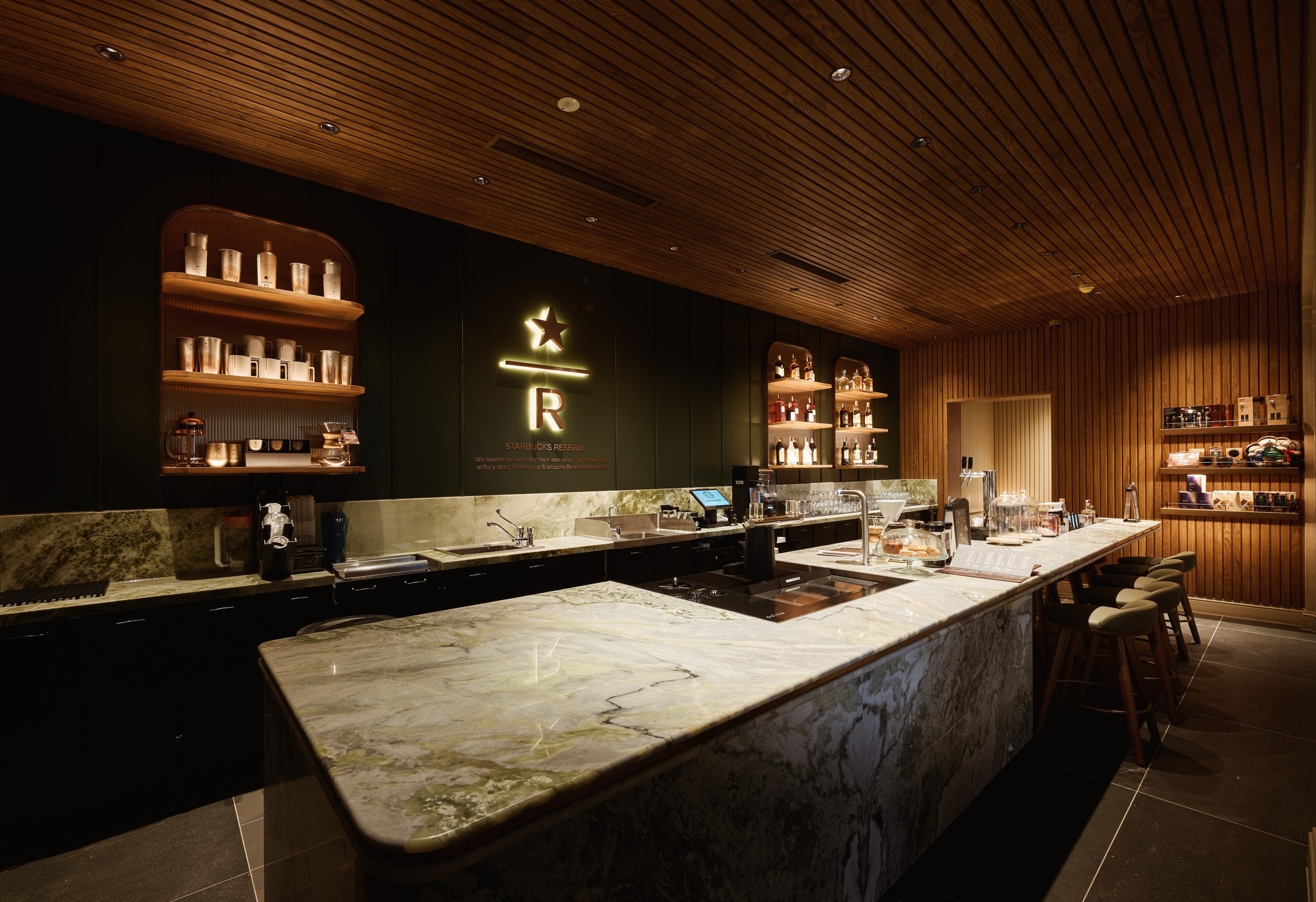 Starbucks mo cua hang ca phe kem ruou dau tien tai Viet Nam hinh anh