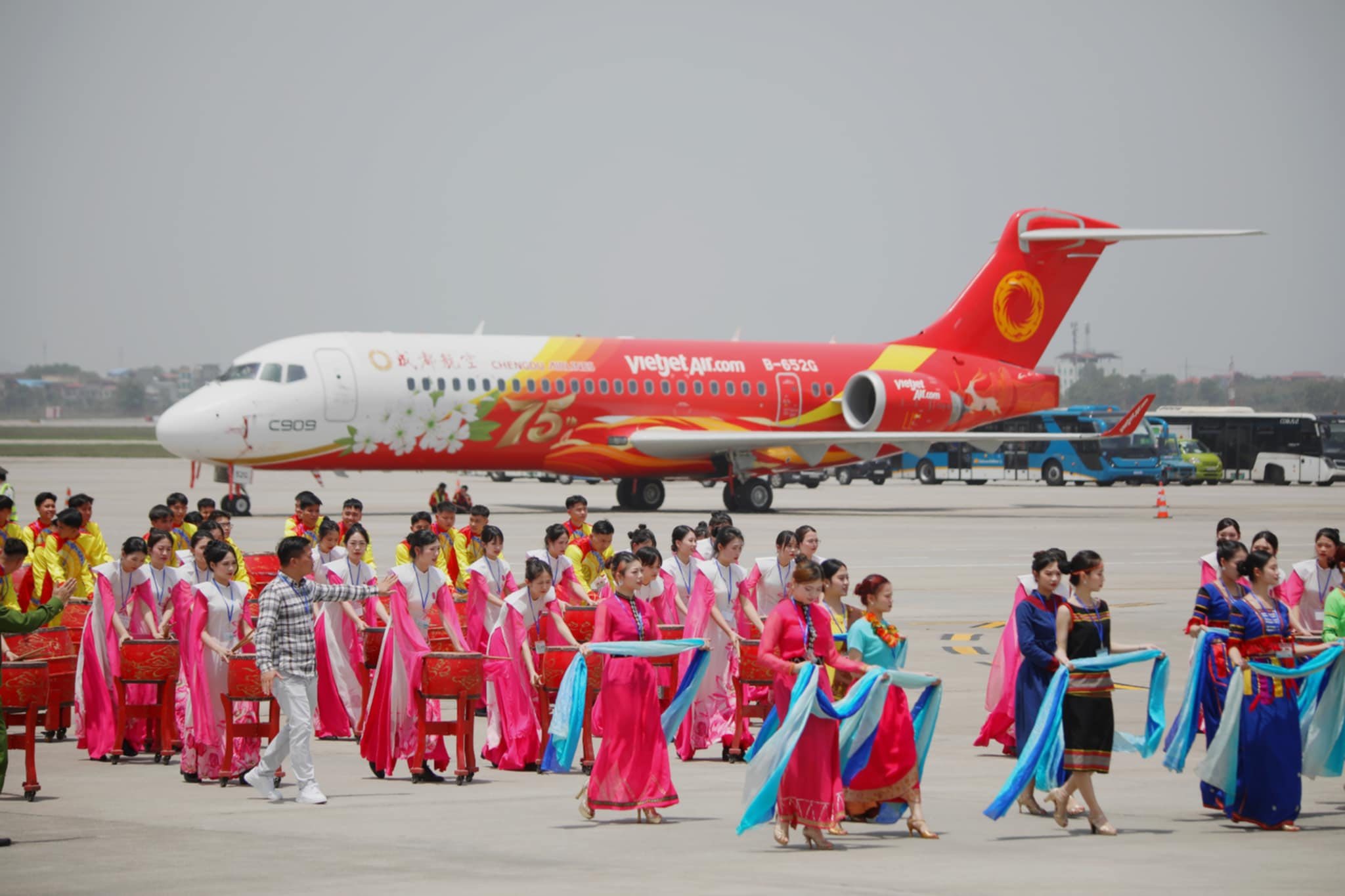 Vietjet mo ban ve bay Con Dao hinh anh