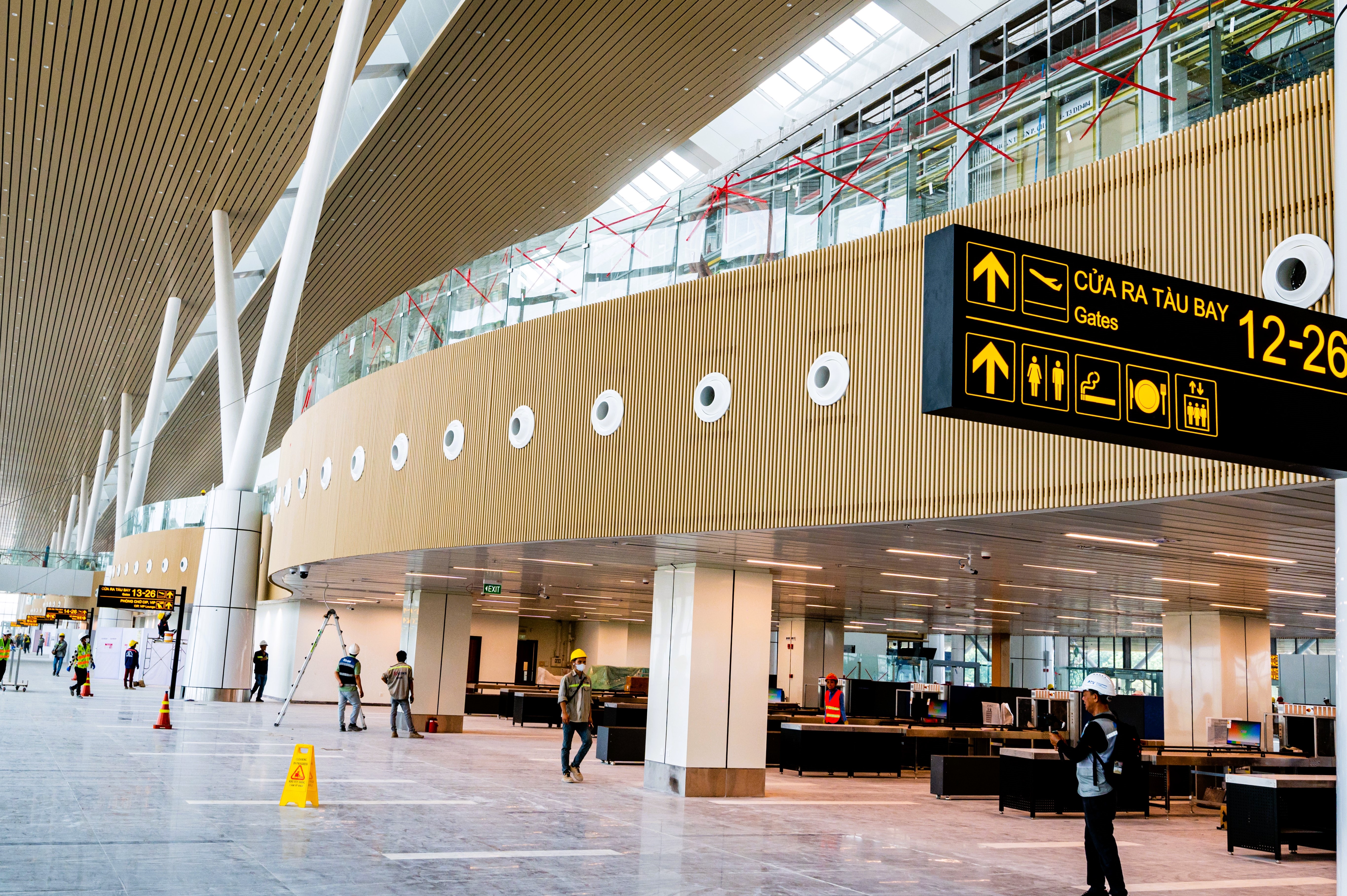 Khach bay lo chuyen do di nham nha ga T3 Tan Son Nhat duoc ho tro hinh anh