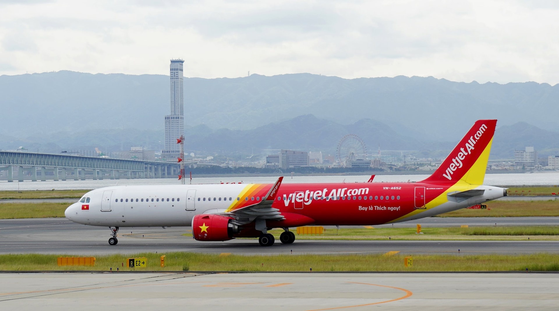 Khach bay Vietjet van su dung nha ga T1 Tan Son Nhat hinh anh