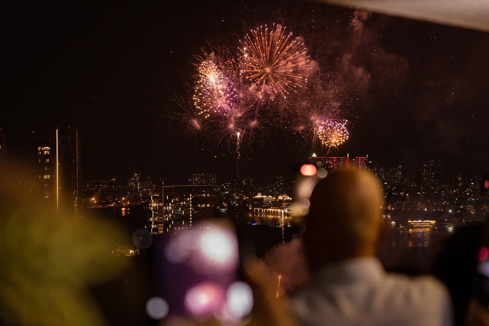 Chi lon thue khach san 5 sao TP.HCM dip le 30/4, khach can luu y gi? hinh anh