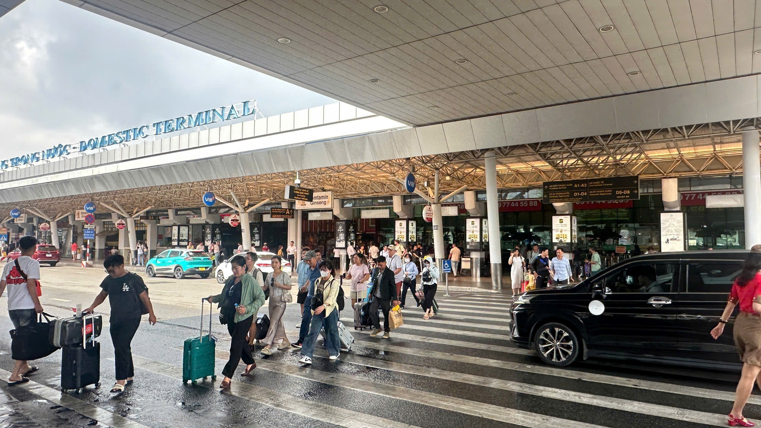 Di chuyen the nao o san bay Tan Son Nhat trong dip le 30/4? hinh anh