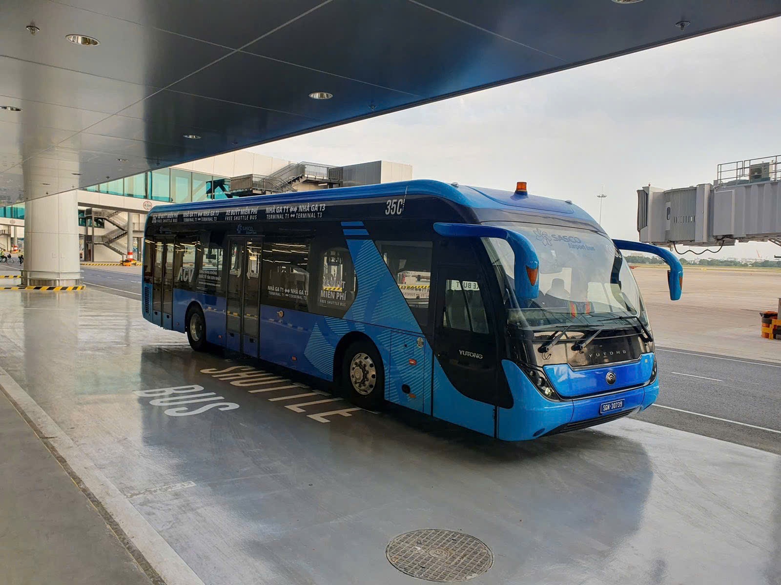 Them xe buyt mien phi noi nha ga T3 va T1 Tan Son Nhat hinh anh