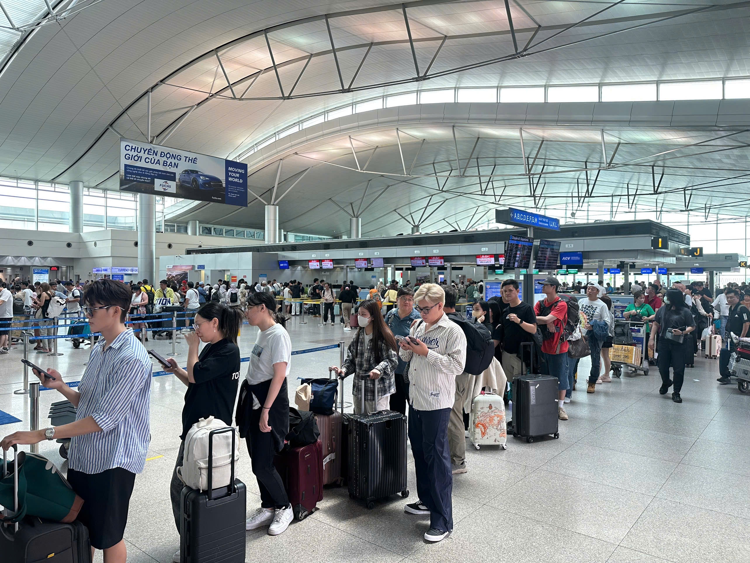 Hon tram nghin khach qua san bay Tan Son Nhat moi ngay dip 30/4 hinh anh