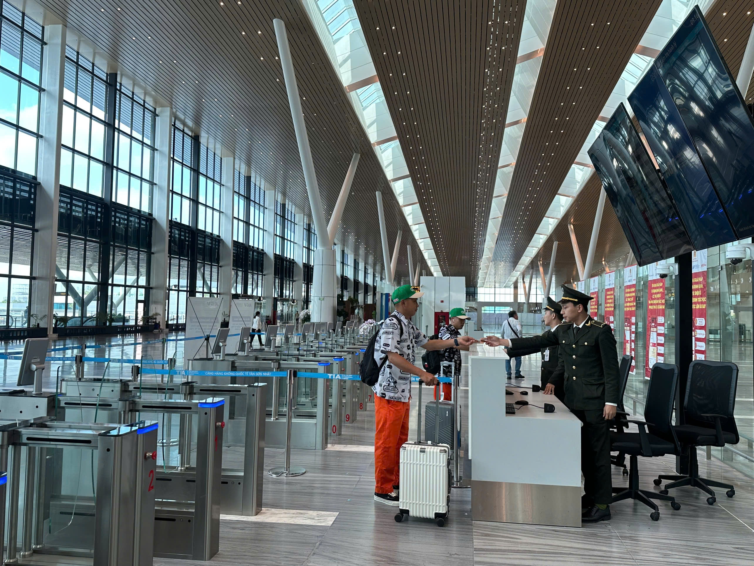 Vietnam Airlines chuyen cac chuyen bay noi dia ve nha ga T3 tu 17/5 hinh anh