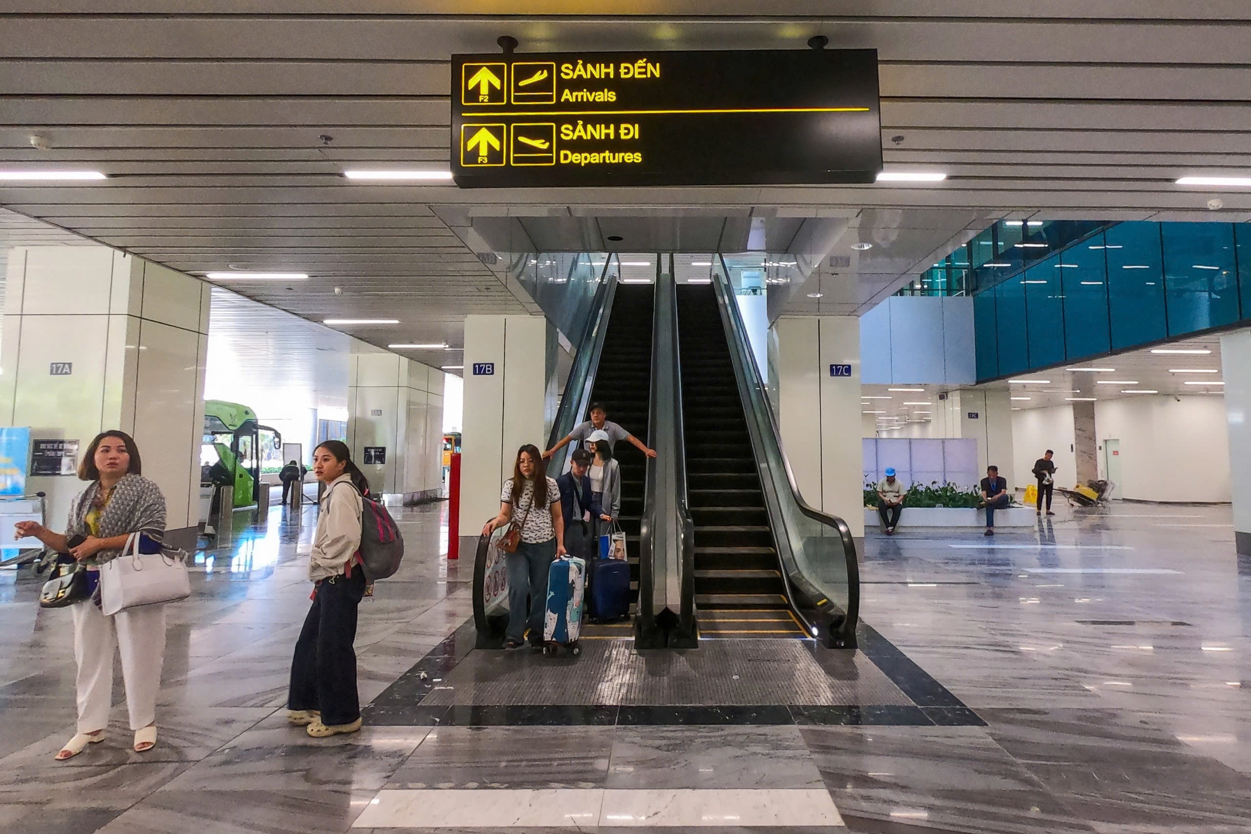 Khach van nham duong o nha ga T3 Tan Son Nhat hinh anh