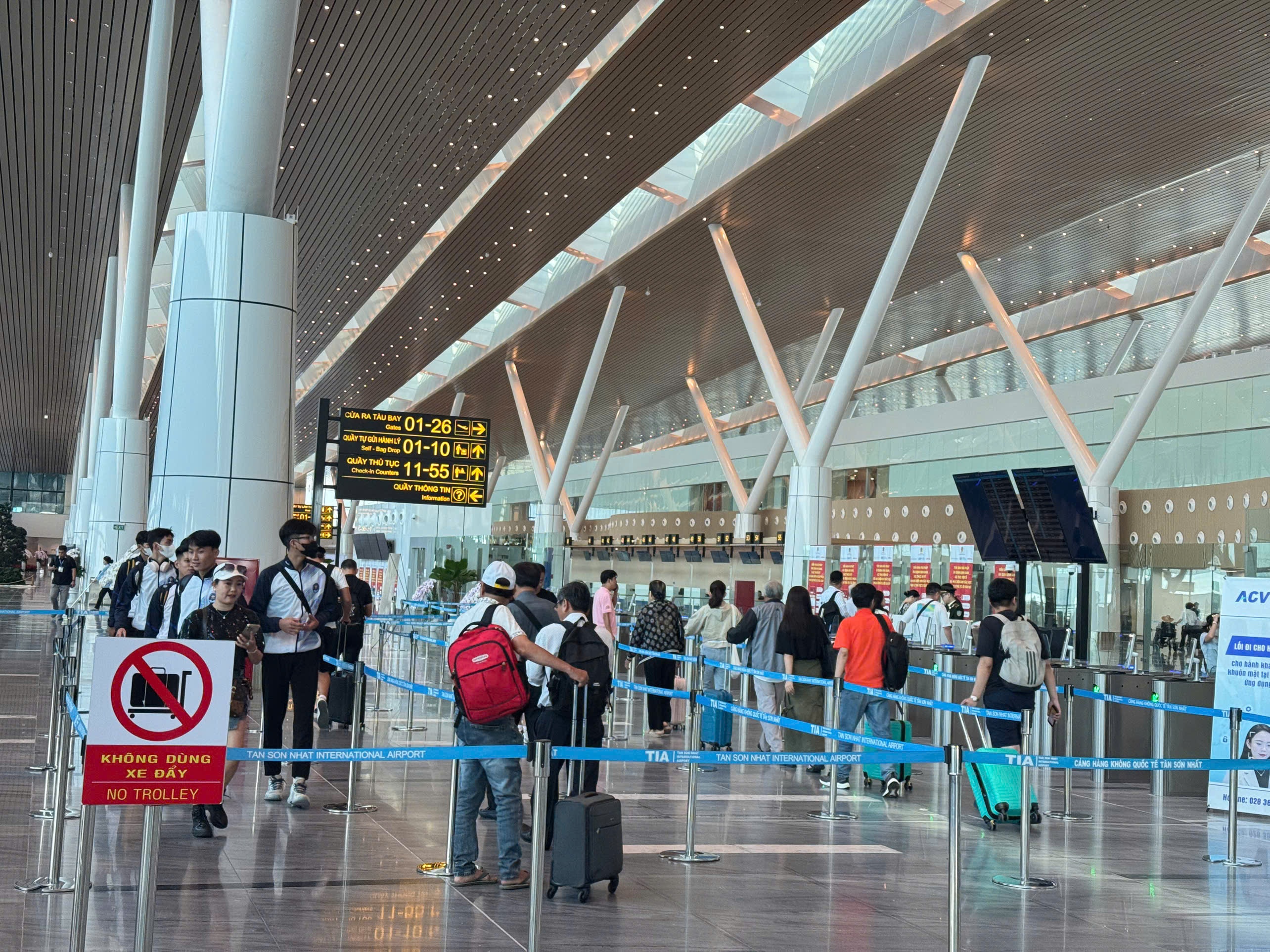 Nha ga T3 Tan Son Nhat don gan 1.500 chuyen bay sau 1 thang van hanh hinh anh