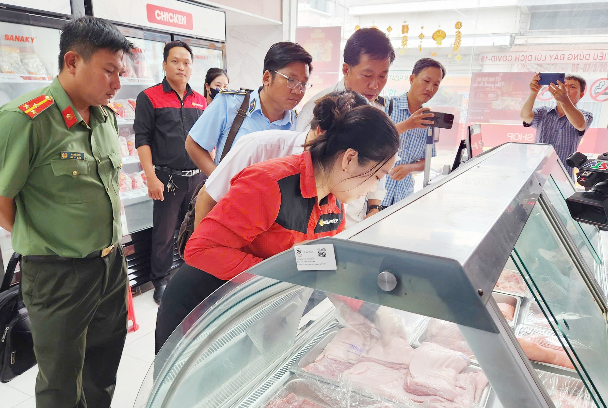 3 cua hang cua C.P. tai Soc Trang bi xu phat hinh anh