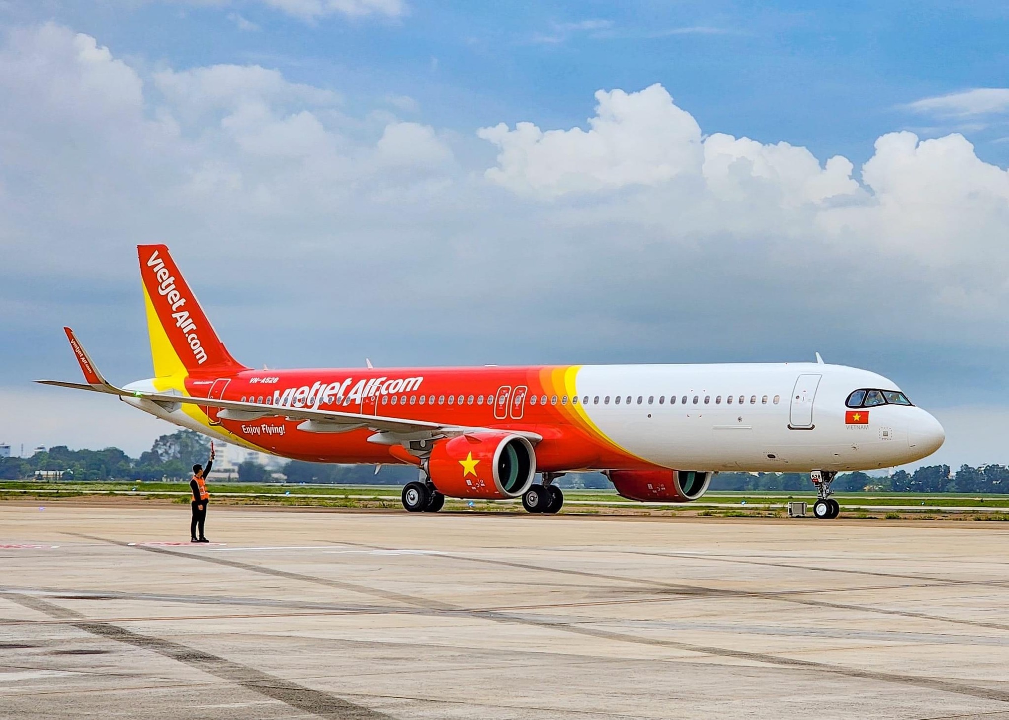 Bloomberg: Vietjet dang dam phan mua them 100 may bay Airbus hinh anh