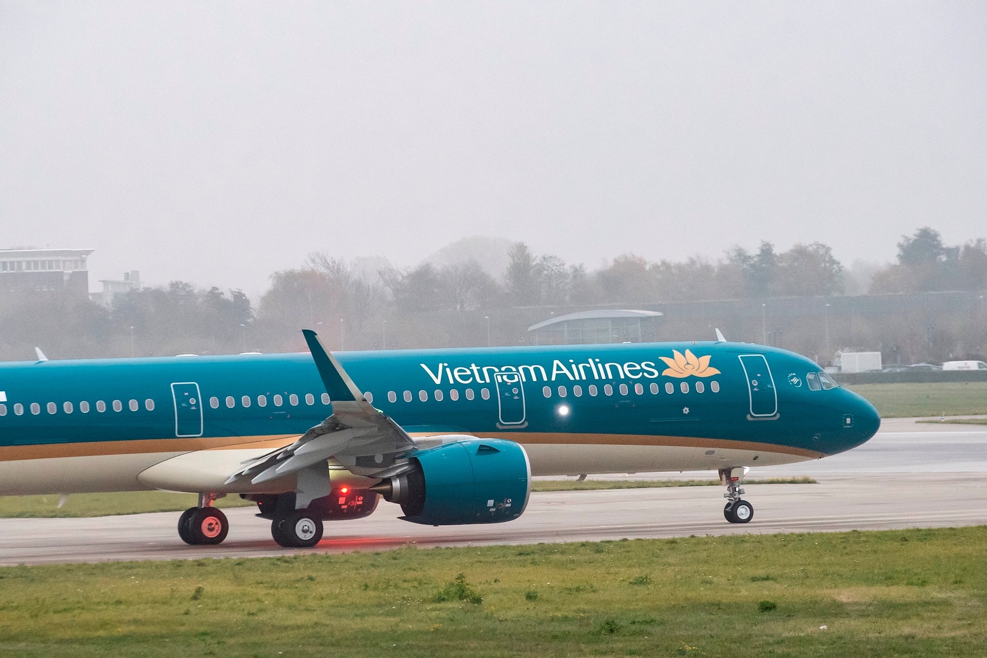 Hoan, huy loat chuyen bay do anh huong cua bao so 1 hinh anh