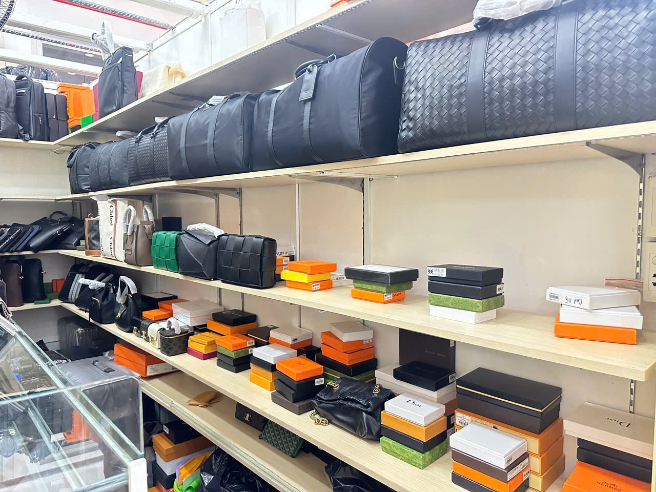 Lai phat hien hang gia ban tai Saigon Square hinh anh