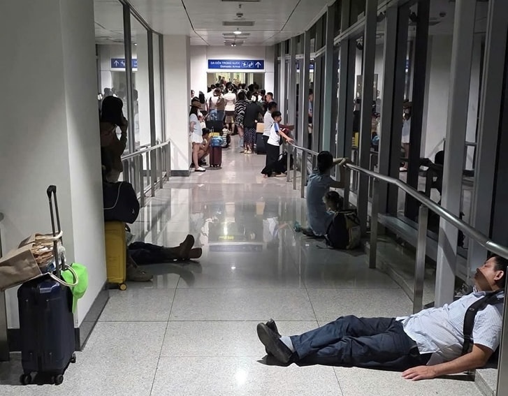 Lam ro, xu nghiem vu khach 'mac ket' o san bay Tan Son Nhat giua dem hinh anh