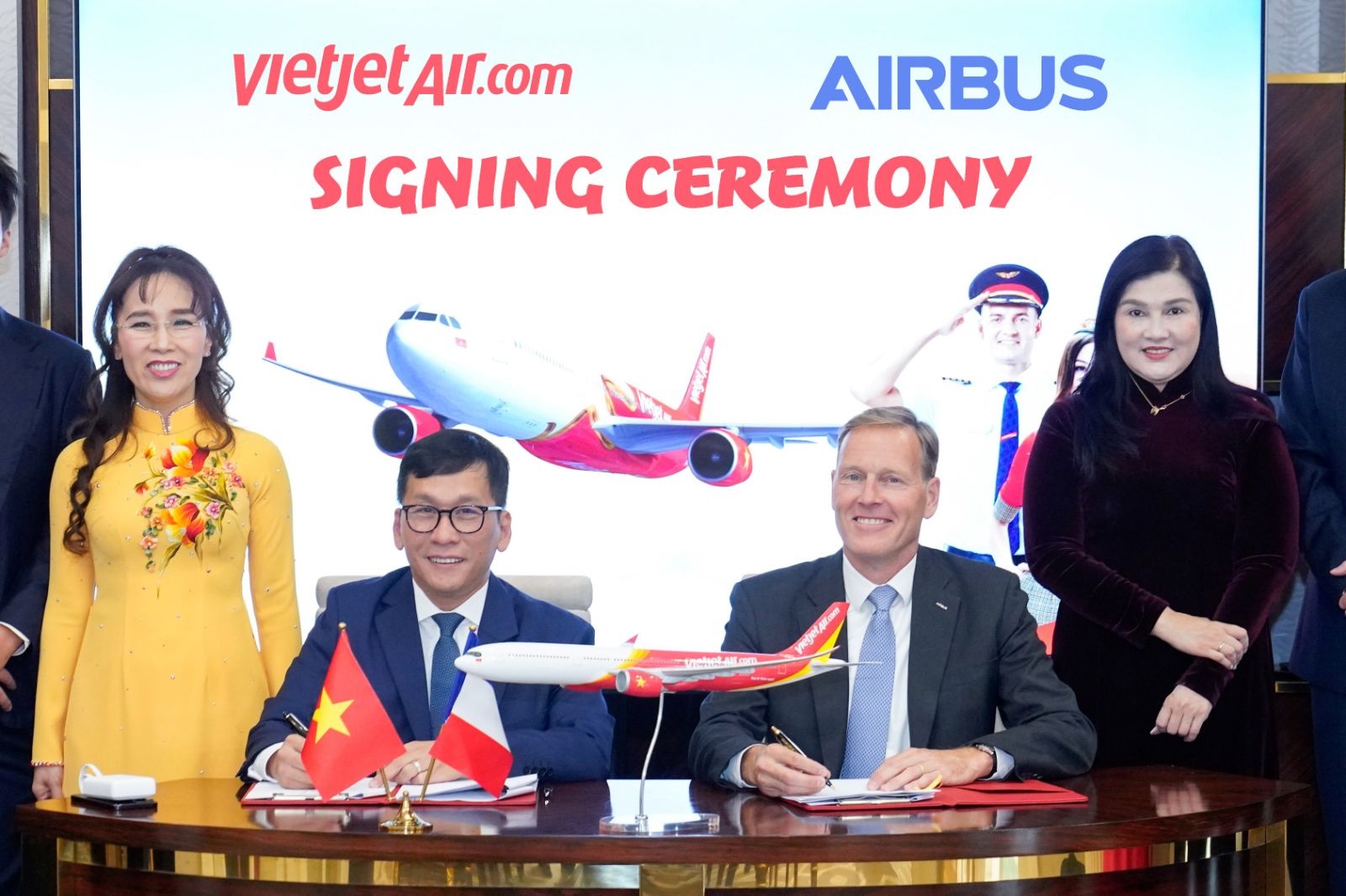 Vietjet dat mua them 100 may bay Airbus hinh anh