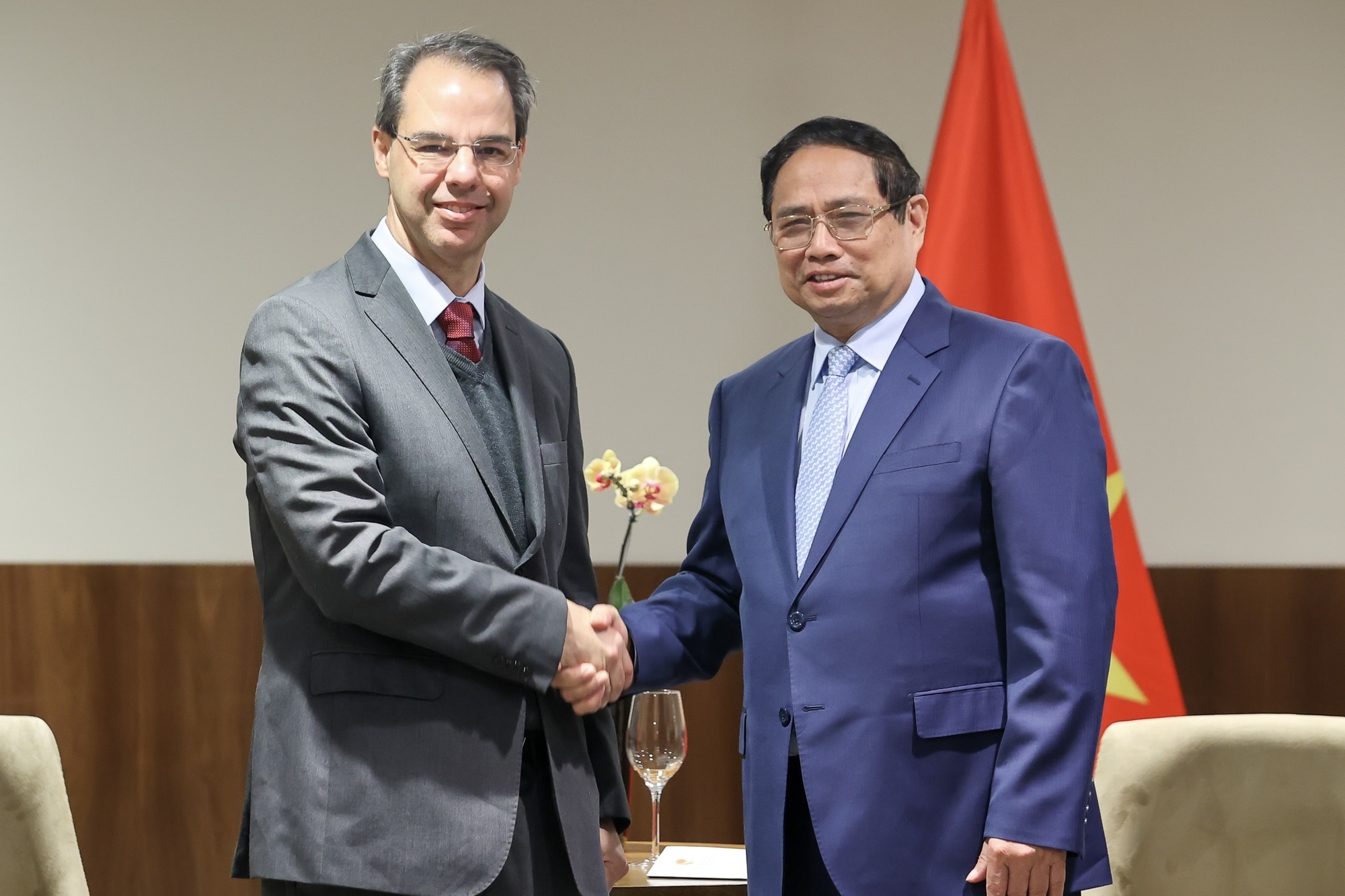 Thu tuong de nghi Embraer mo trung tam bao duong may bay o Viet Nam hinh anh