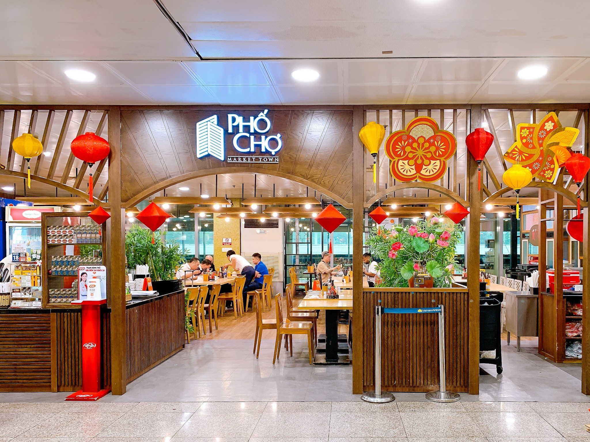 'Sieu' loi nhuan tu ban banh mi, pho tai san bay hinh anh