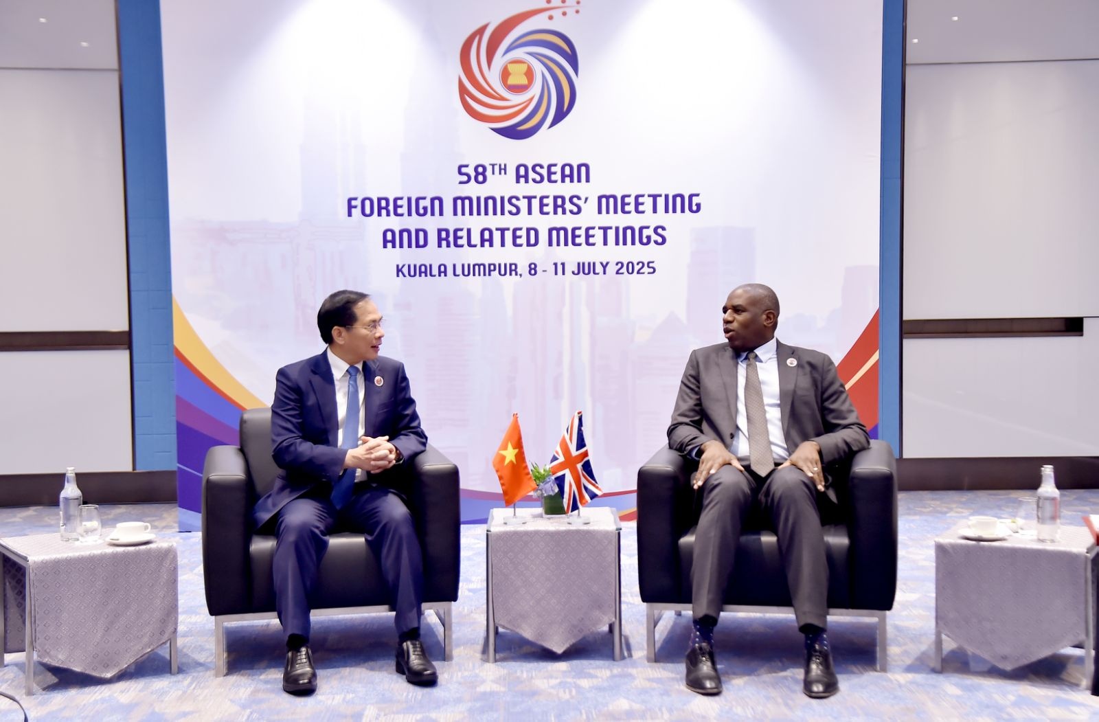 Ngoai truong Anh ung ho xay dung trung tam tai chinh cua Viet Nam hinh anh