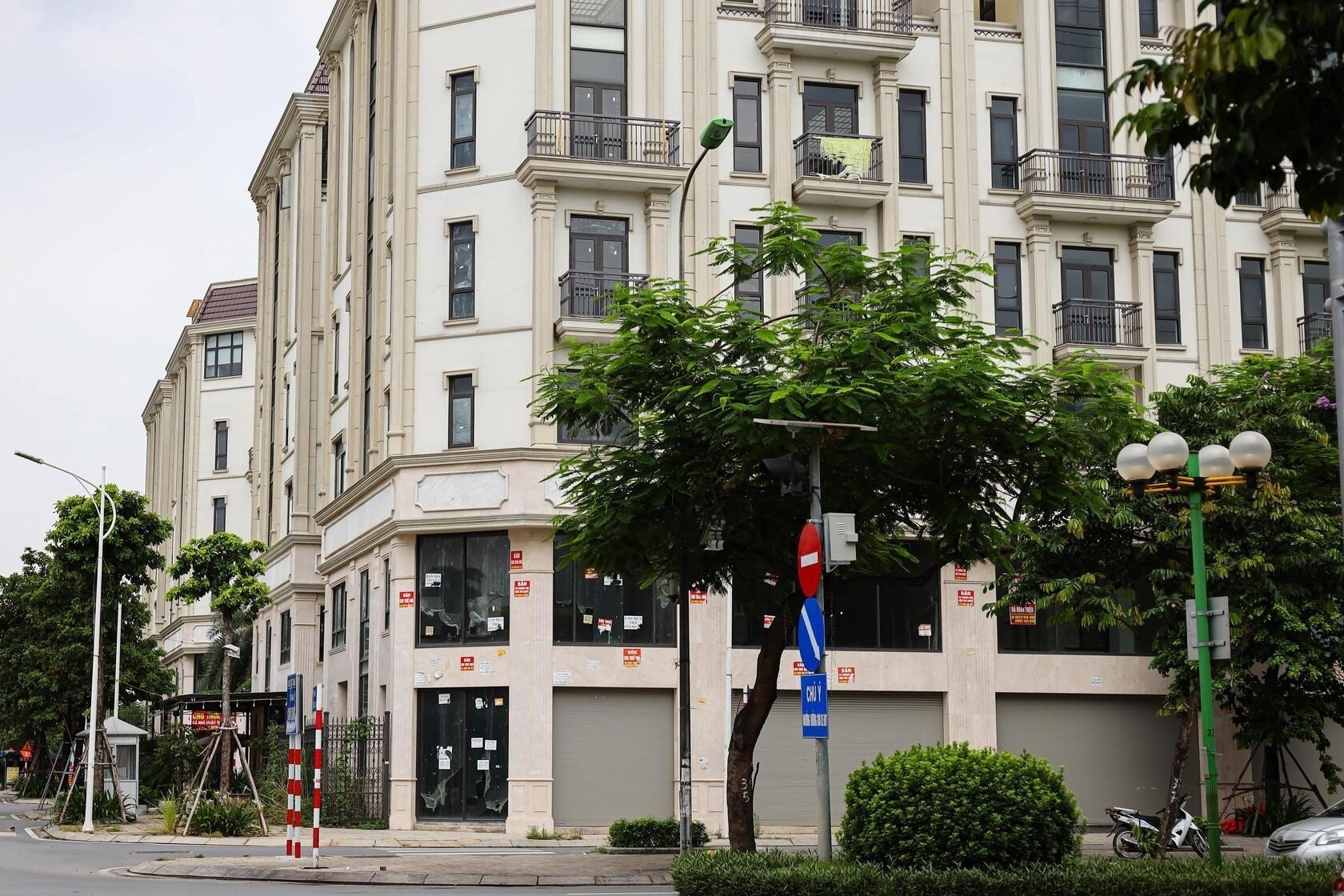 Shophouse chuc ty dong cua im lim, hoa pho khong nguoi giua 'dat vang' hinh anh