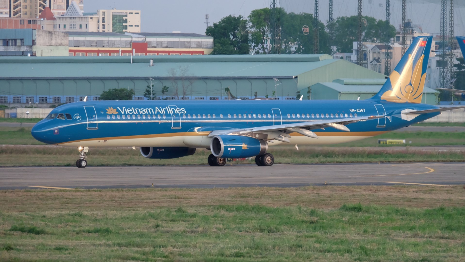 May bay Vietnam Airlines di Campuchia ha canh khan cap tai Da Nang hinh anh