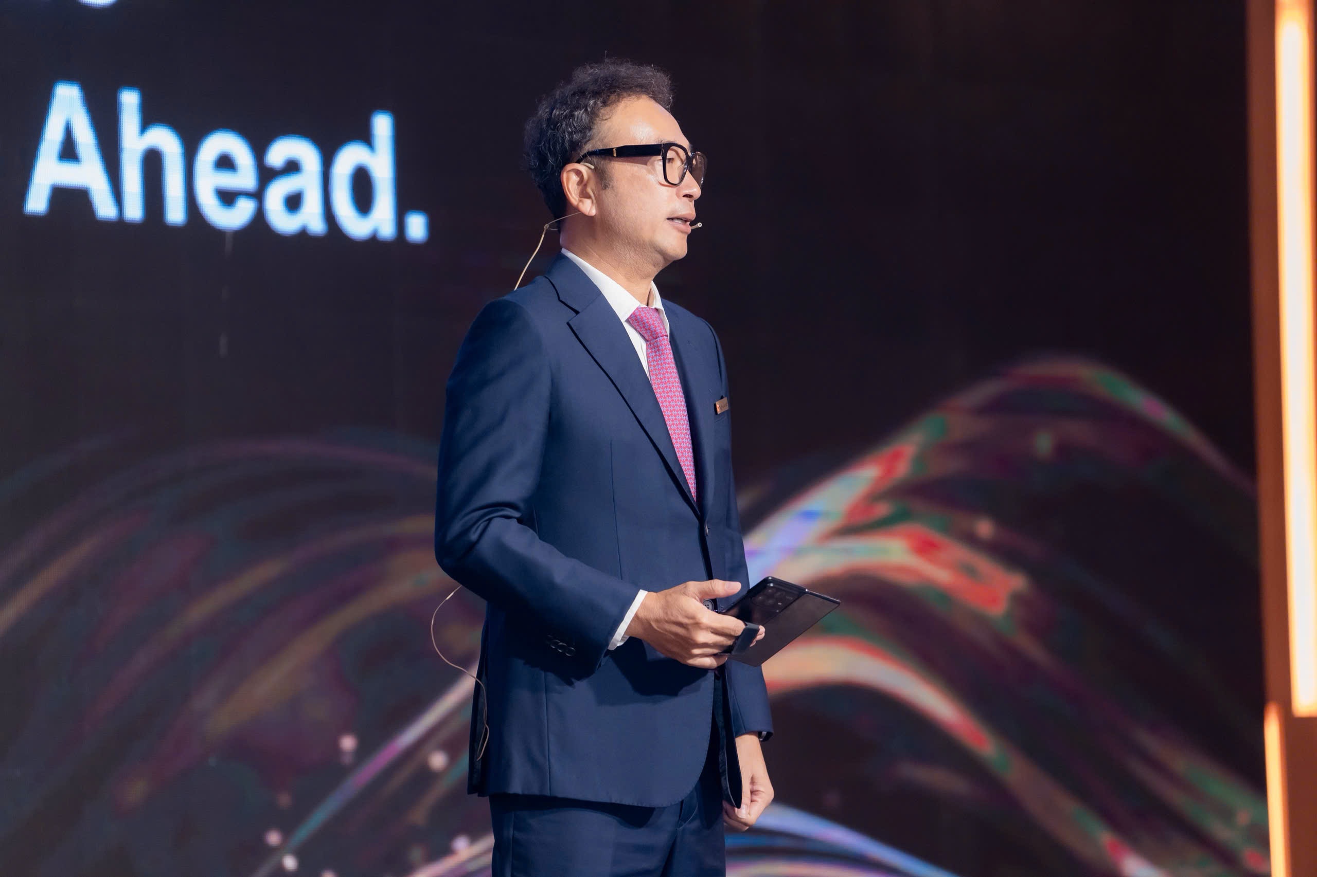 Digiworld muon thanh cong ty nhieu ty USD hinh anh