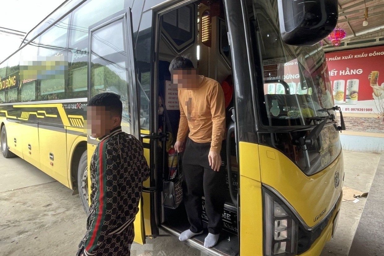 Co nen cam xe khach giuong nam? hinh anh