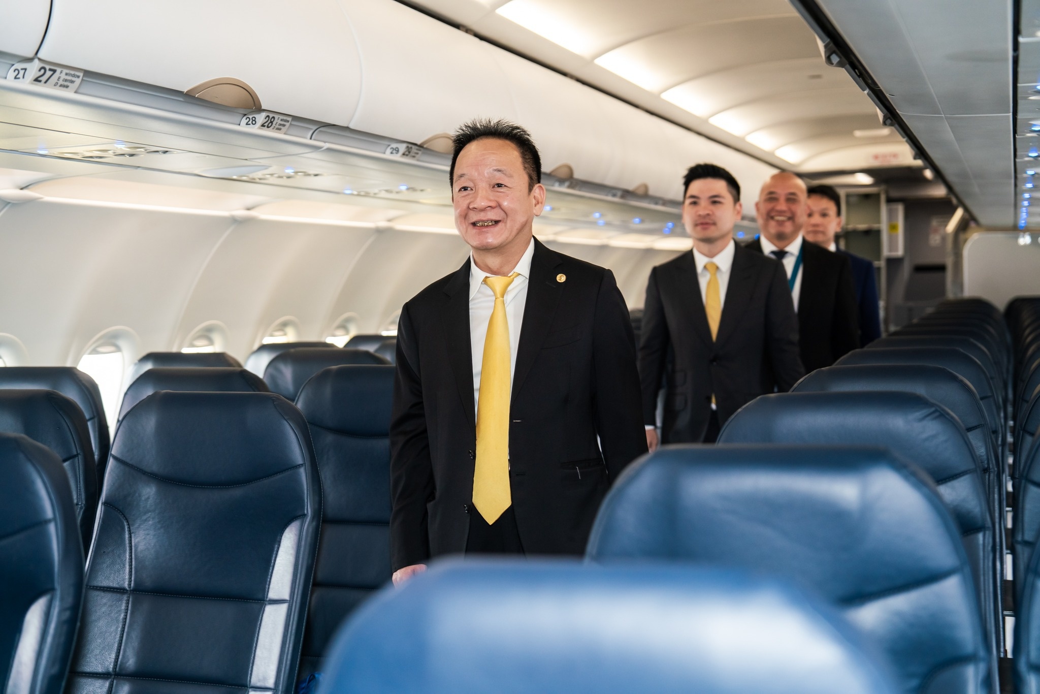 Tham vong cua ong bau dang 'chong lung' Vietravel Airlines hinh anh