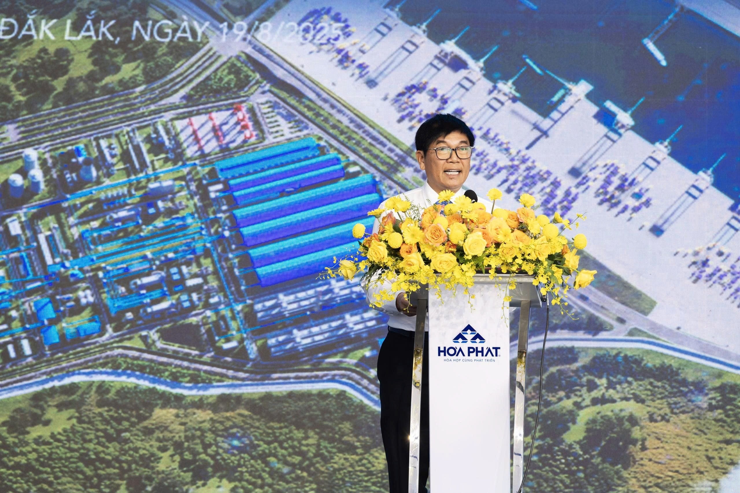 nguyen thi phuong thao,  Ho Hung Anh,  Pham Nhat Vuong anh 7