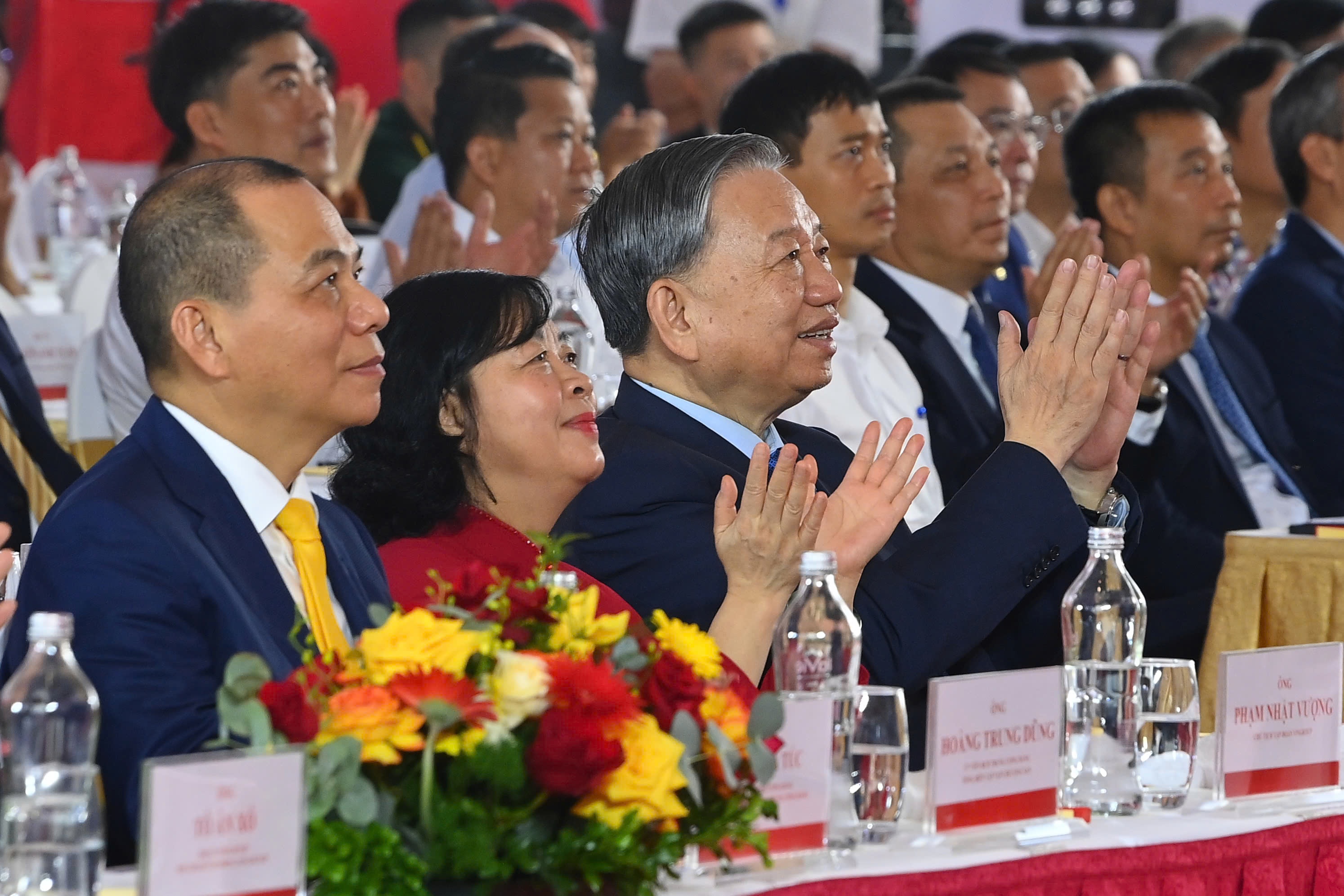 nguyen thi phuong thao,  Ho Hung Anh,  Pham Nhat Vuong anh 1