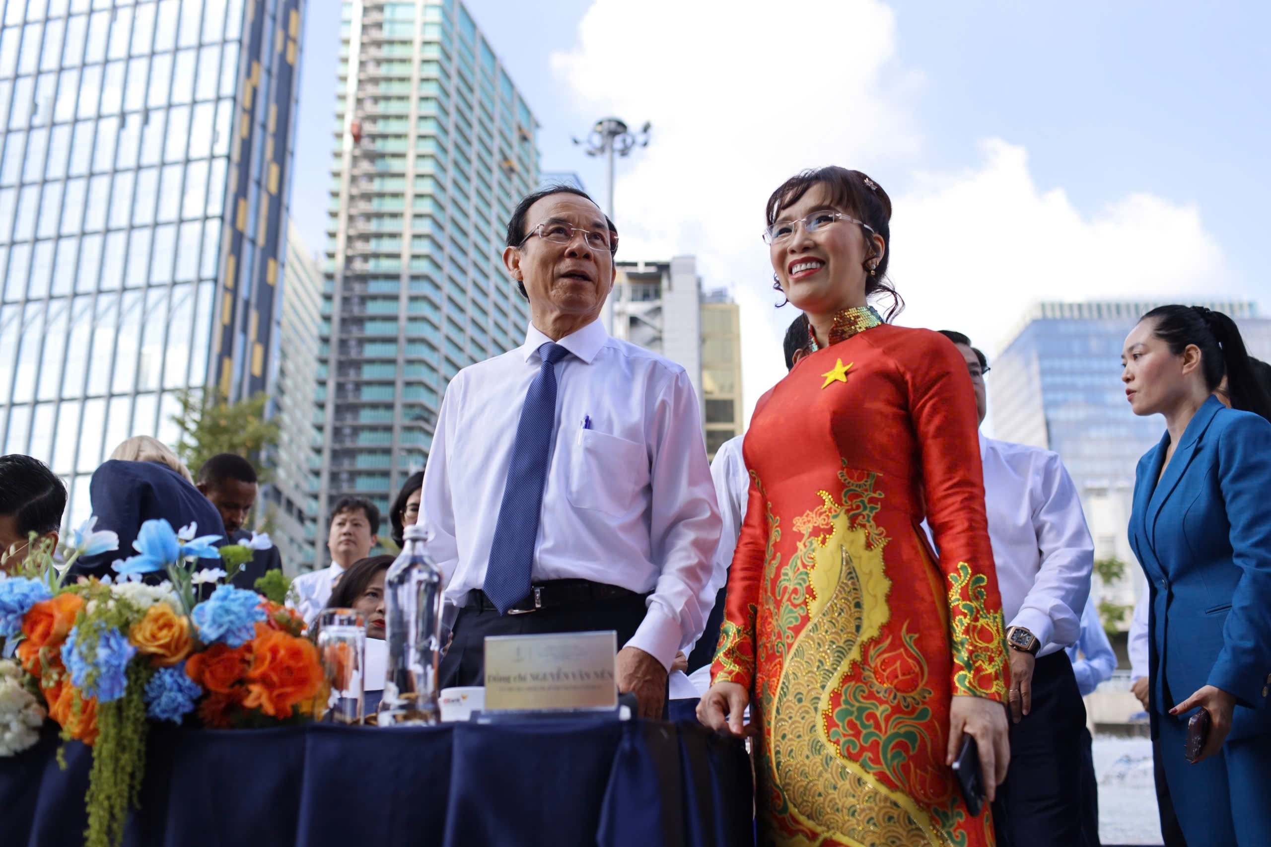 nguyen thi phuong thao,  Ho Hung Anh,  Pham Nhat Vuong anh 4