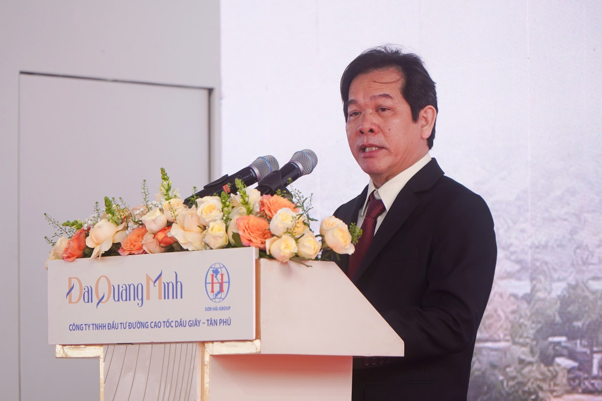 nguyen thi phuong thao,  Ho Hung Anh,  Pham Nhat Vuong anh 8