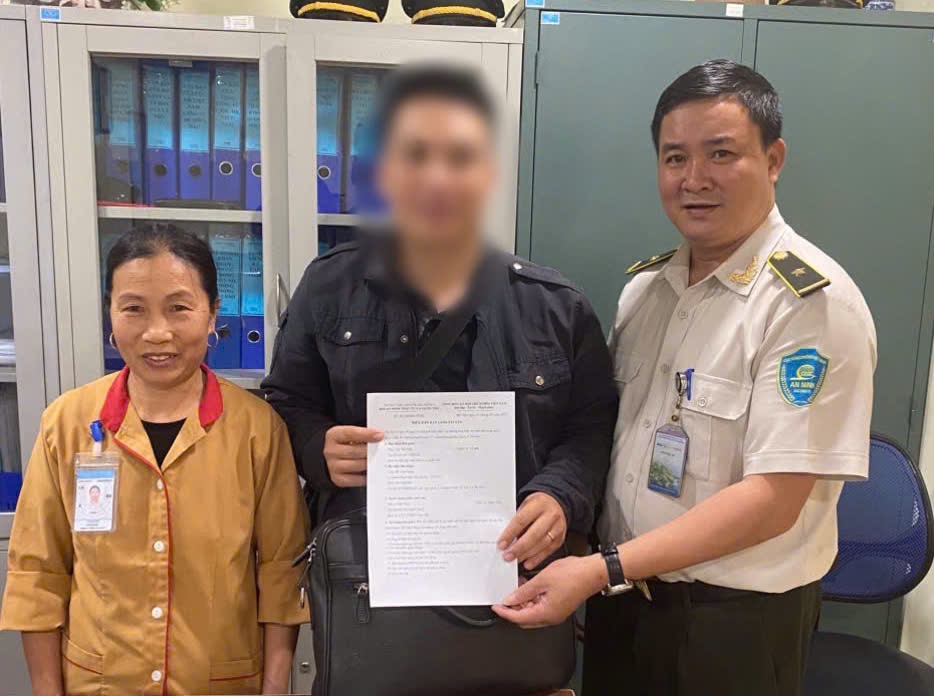 Khach bo quen tui xach co 330 trieu dong o san bay Noi Bai hinh anh