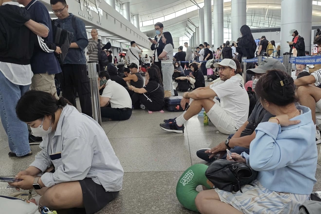 Khach un u o san bay Tan Son Nhat vi loi he thong xuat canh hinh anh