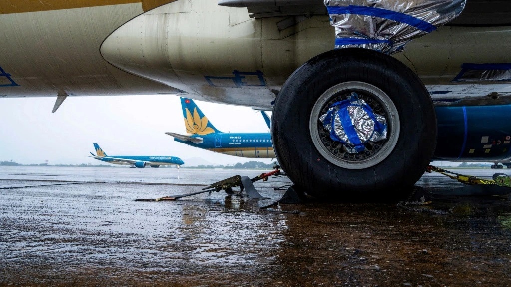 Nhieu chuyen bay doi lich, phai bay cho do anh huong cua bao so 5 hinh anh