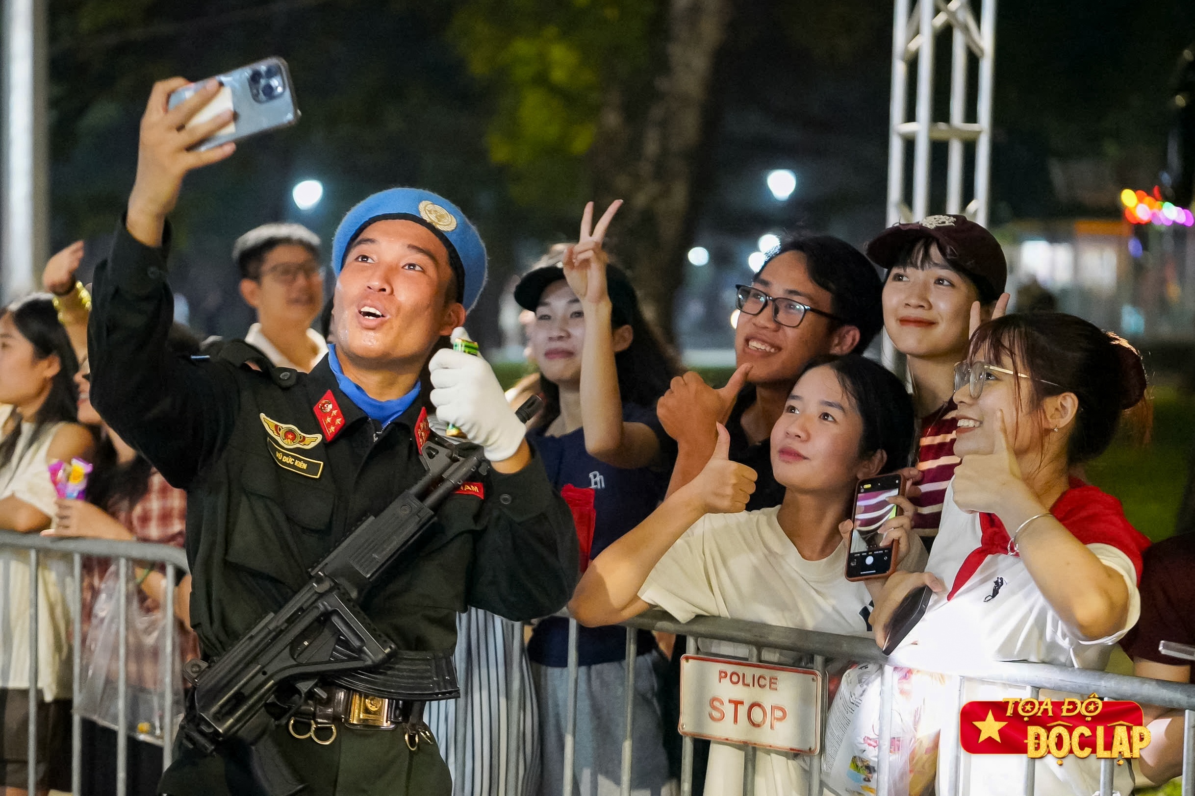 Chu ho nhan qua 100.000 dong cho ca gia dinh an Tet Doc lap hinh anh