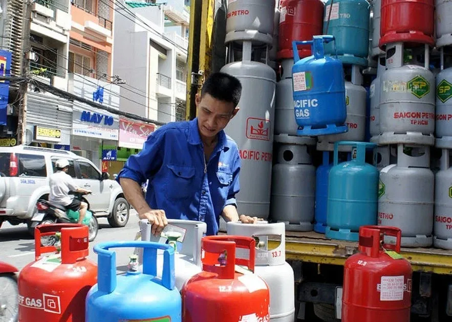 Gia gas ban le dong loat tang hinh anh