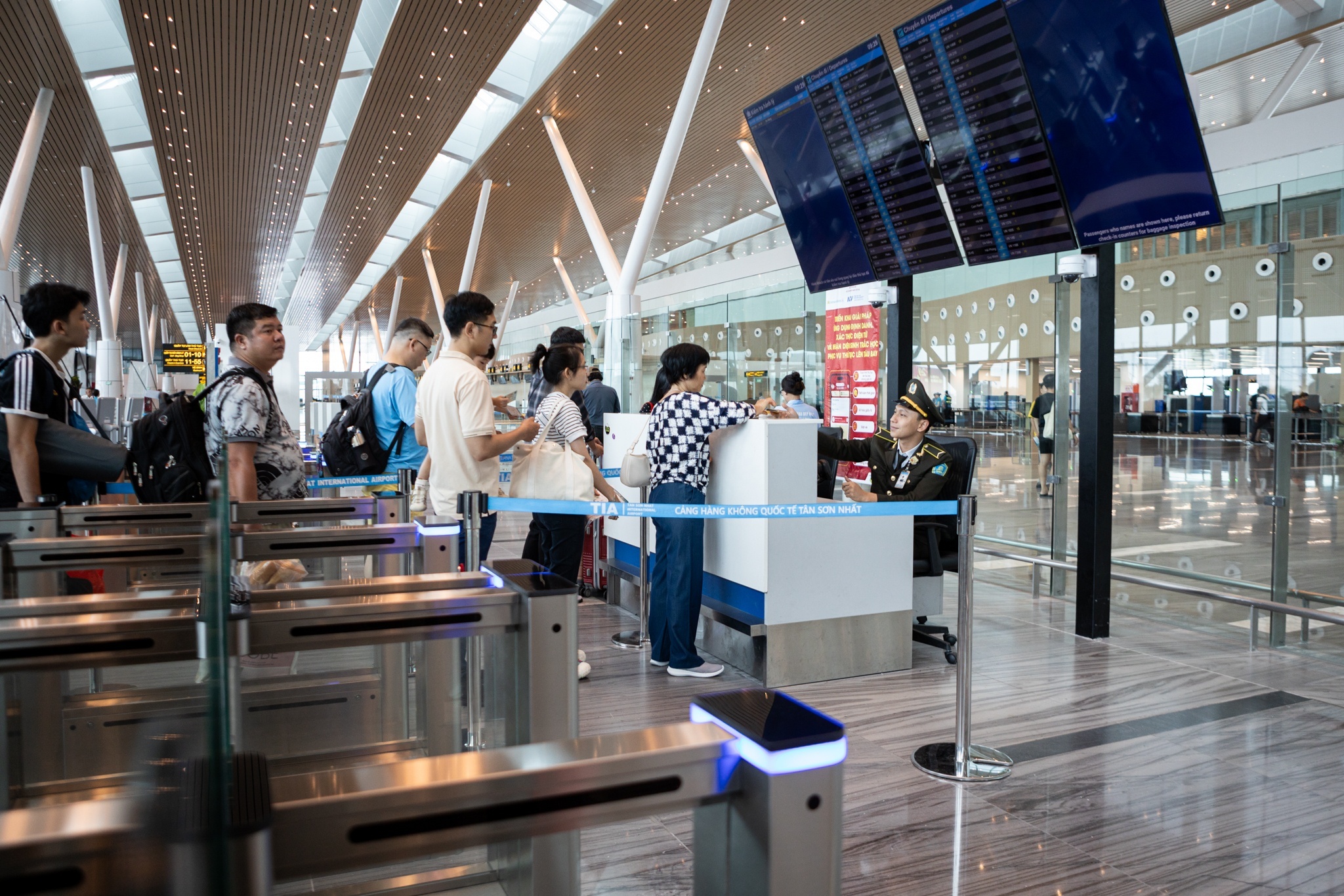 Thong tin moi nhat ve thu tuc bay khong giay to tai Tan Son Nhat hinh anh