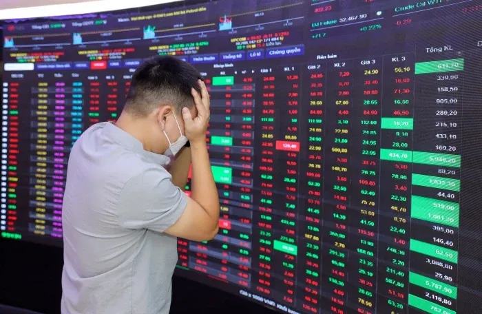 Ban 'chui' co phieu, nguoi lien quan lanh dao doanh nghiep bi phat hinh anh