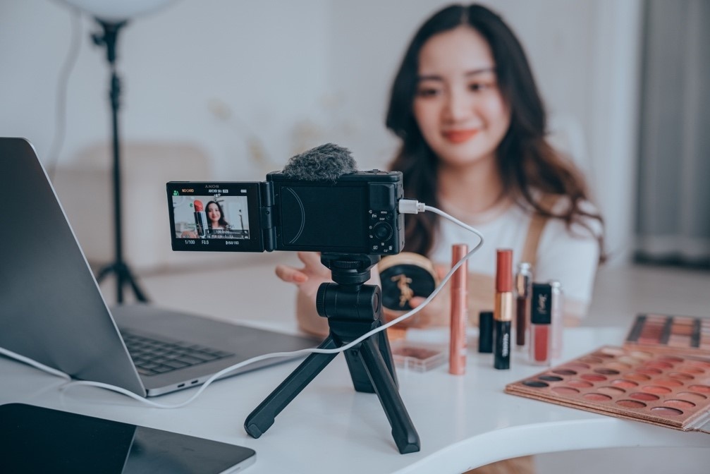 Livestream ban hang phai xac thuc danh tinh, cam thong tin gian doi hinh anh