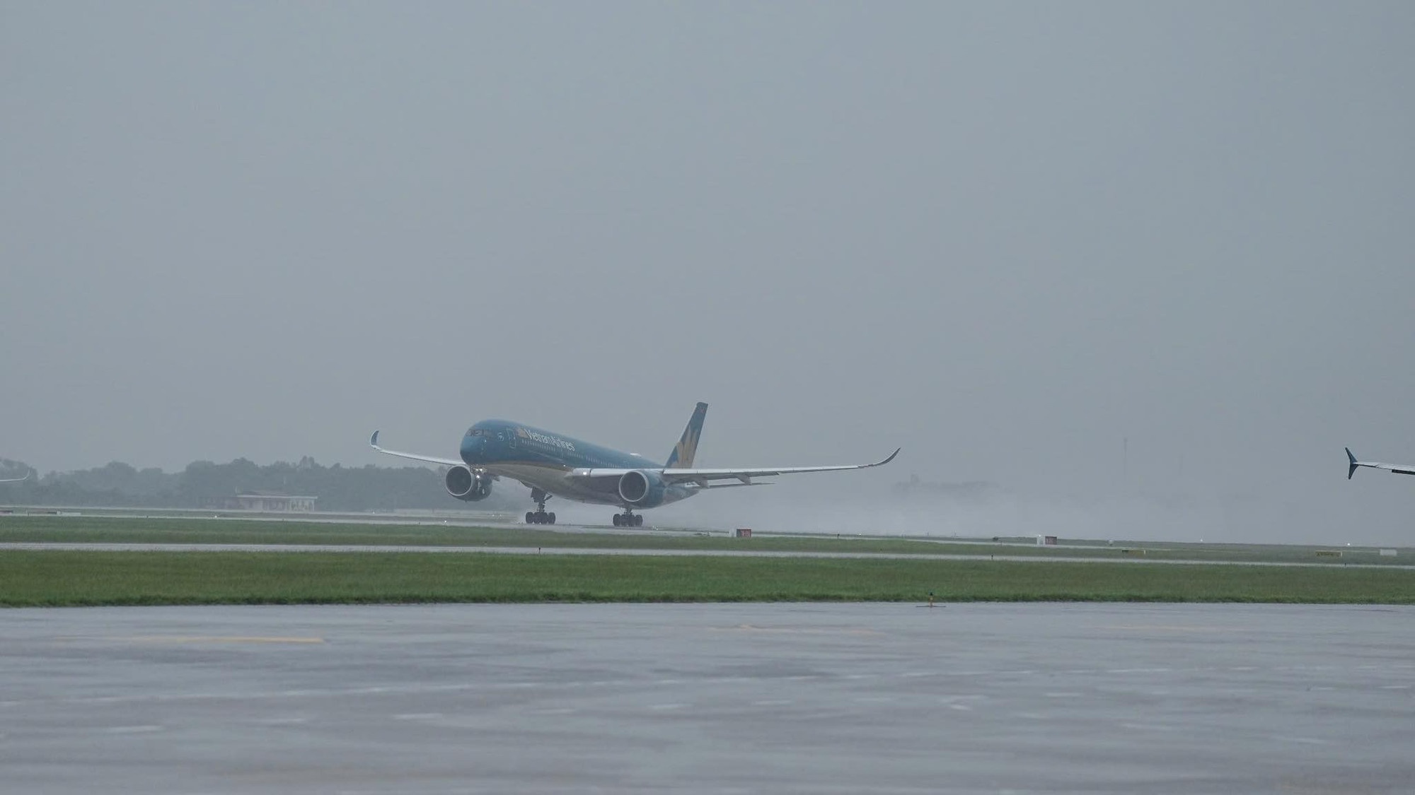 Dong cua 4 san bay do bao Bualoi hinh anh