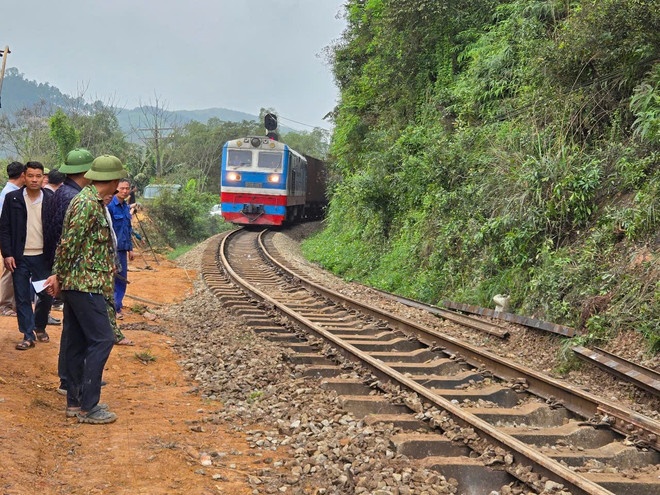 Tinh hinh giao thong duong sat sau bao so 10 hinh anh