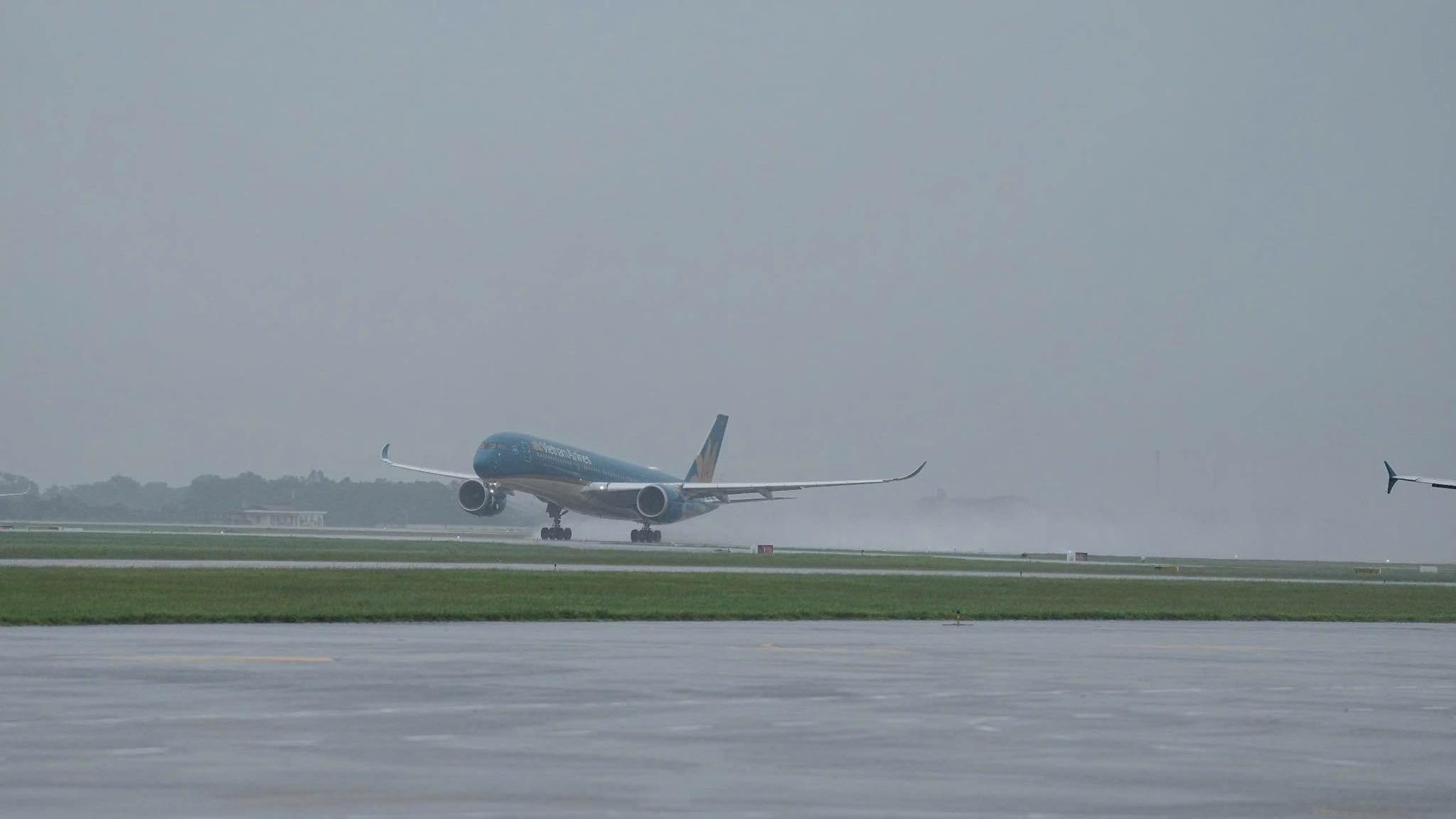 Ha Noi mua ngap, hang khong canh bao 'nong' hinh anh