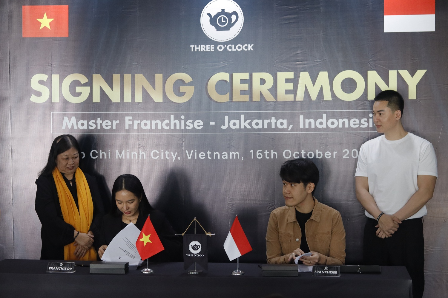 Three O'Clock,  doc quyen,  Teatime anh 1