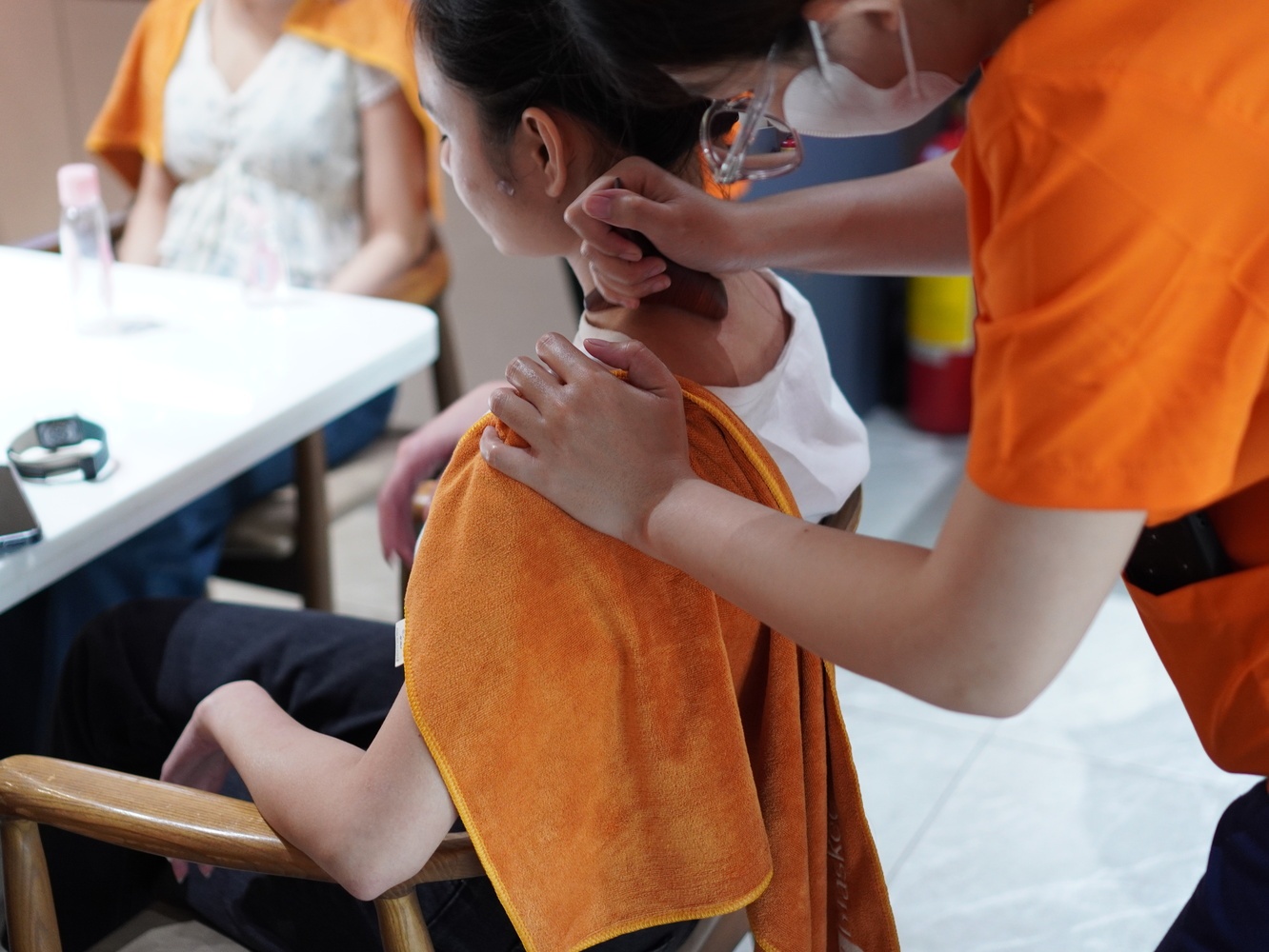 Qua 20/10 doc la: Massage co vai gay, giup viec, trong tre tai nha hinh anh