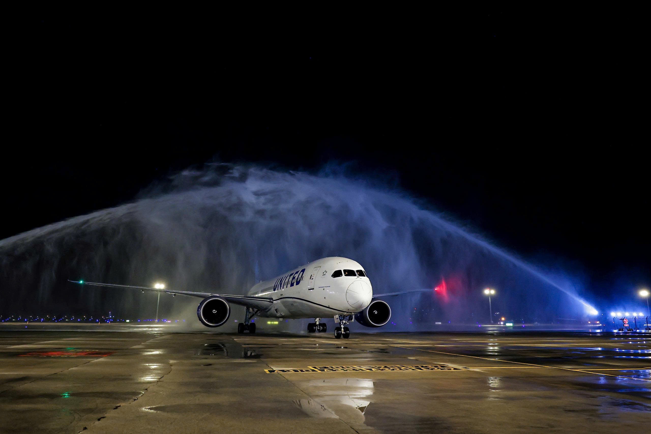 United Airlines mo lai duong bay TP.HCM - My sau nhieu nam hinh anh