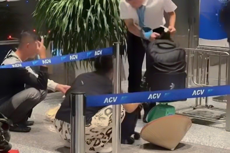 Cai can o cua ra tau bay gay tranh cai, Cuc hang khong yeu cau ra soat hinh anh